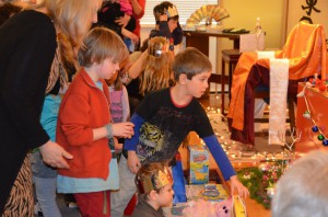 Children offering their gifts